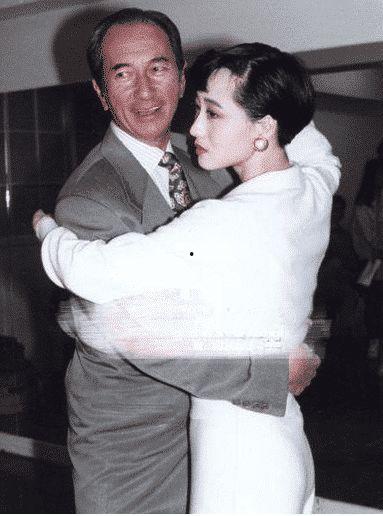 何鸿燊爆料记者视频全集,独家全集深度解析